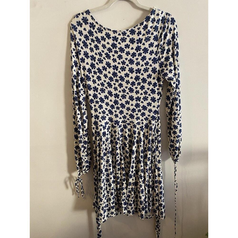 Free People Womens Wrap Dress M White Blue‎ Flowers LS Ties Wrist Wrap Belt Knit - Picture 2 of 4